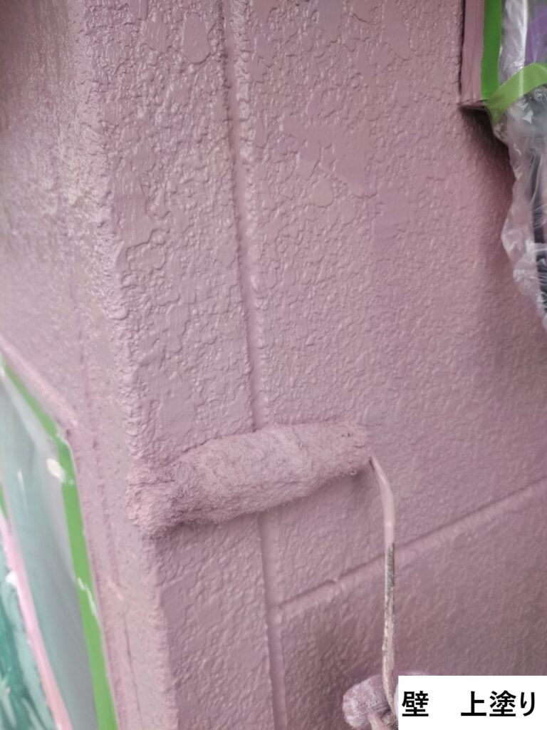外壁の上塗りを行います。<br />
塗料の性能を十分に発揮させるためには、上塗りの塗装が必要不可欠です。